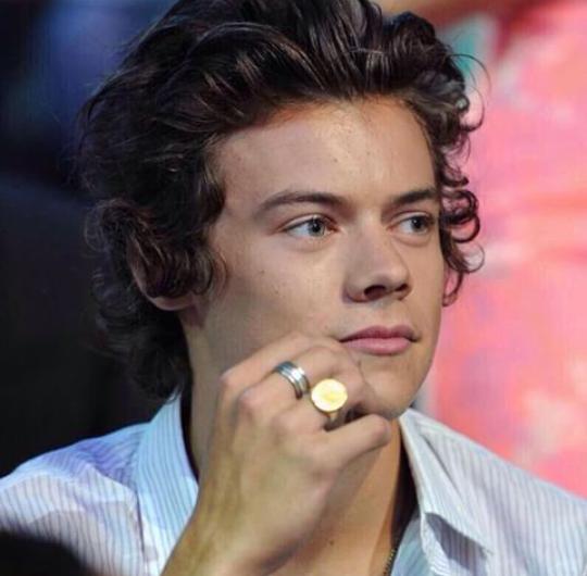 leeenzyy's tweet photo. SO APPARENTLY ZAYN IS WEARING HARRY'S RING AS A NECKLESS 

IT JUST HIT ME AGAIN 

#KCA #Vote1DUK http://t.co/qoibZgc5Nj