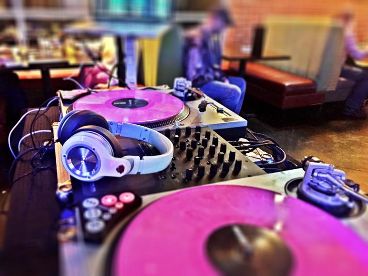 djraquest's tweet photo. Setup and ready to roll ##npulse #ncredible #technics1200 #monsterproducts #ranedj @ranedj #USBDjs #DjRaQuest #DjLife http://t.co/cTpLrwyqRZ