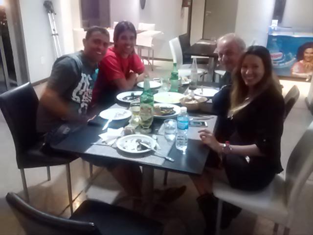 paralelocerotv's tweet photo. Cenando en Azar en San Rafael, el resto de nuestro amigo Rafael. Estamos con Mariano y Gonzalo de Arco Iris. http://t.co/1xxK3YtyXr