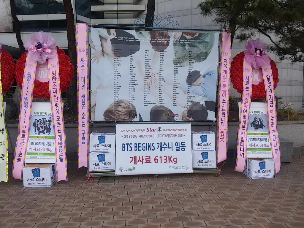 BTS_begins's tweet photo. 여러분의 마음으로 만들어진 화환이 세워졌습니다!!!!!!!! 💕💕💕 직접 오셔서 자신의 닉네임이 어디에 있나 확인해 보시고 즐거운 콘서트 관람 되시길 바랍니다 ♡ http://t.co/azpaUBeCmI