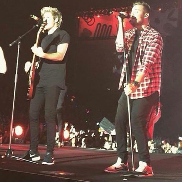 NiallurOnFire's tweet image. "@zaidakhairiya: @snowlessnarry niall in black 😘😘#Vote1DUK #VoteOneDirection #VoteUKDirectioners #KCA http://t.co/LXzxOj4Oza"