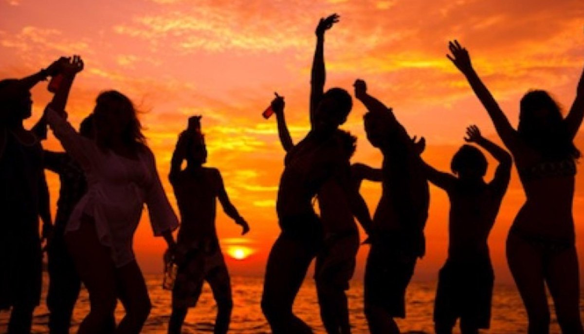 NECartwright's tweet image. New Club LA groove written #bbcdocs #earlystart #sidechaining