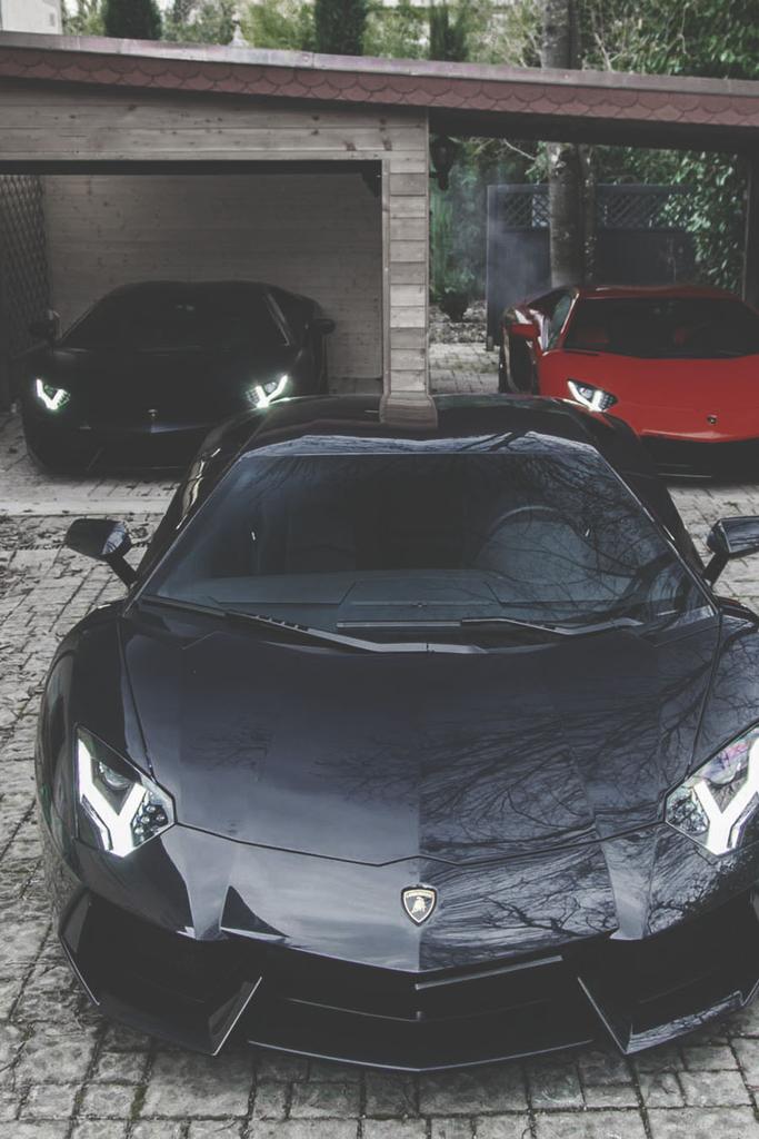 PostBadCars9's tweet photo. Triple Aventador π°π°π #PostBadCars http://t.co/CEyrBdCjnU