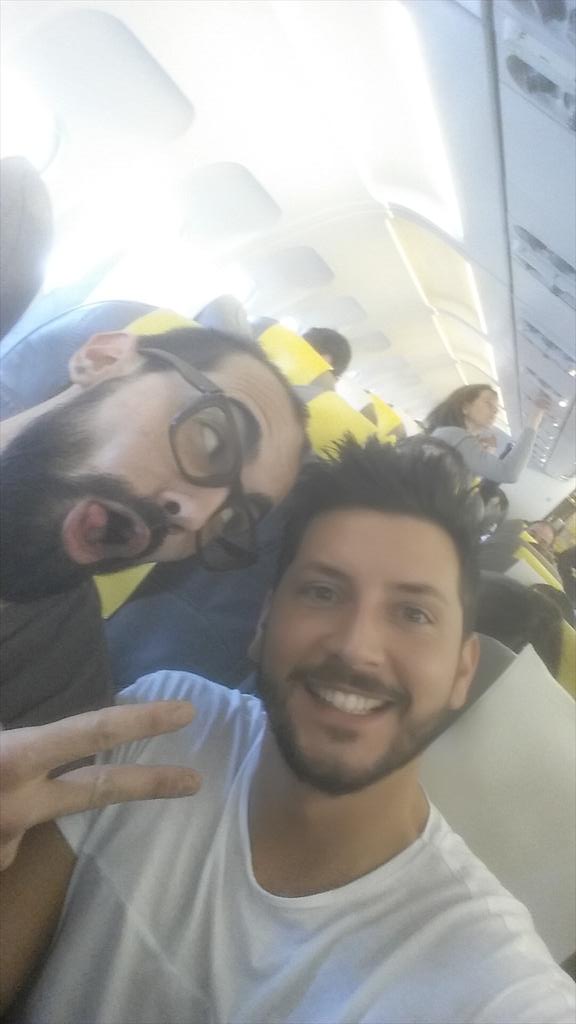 didicm87's tweet photo. @Manu_LB_  ya en el avion preparados para ir a malaga a liarla esta noche en @muledsound en la Fiesta de la Primavera http://t.co/O8LTRJvq0b