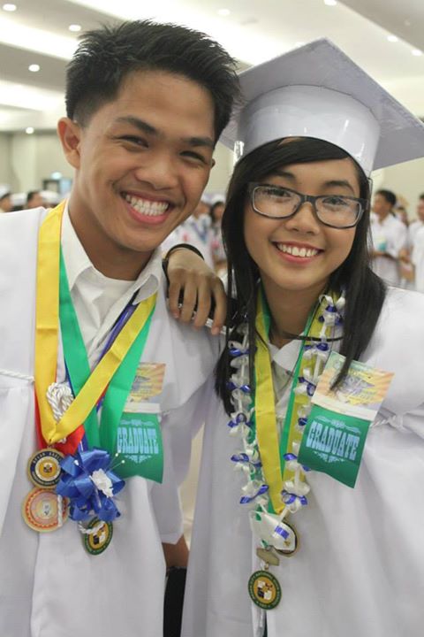 DirectionerMarx's tweet photo. Just graduated yesterday :3 #Me #MyCloseFriends #Boyfiee #MyBelovedSection <3 http://t.co/0DUSd9NR7i