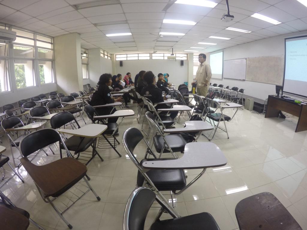 KMTNTF_UGM's tweet photo. Sesi parallel untuk dept. @HAL_KMTF di isi oleh mas Rio M Fadhli-Kadept Humah BEMFT 2014-2015 #upgrading2015 http://t.co/5Zs2UaadNr
