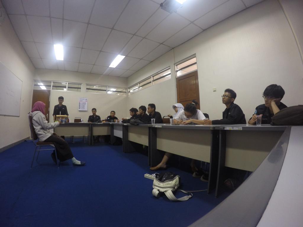 KMTNTF_UGM's tweet photo. Sesi parallel untuk biro psdm di isi oleh mba Ratri-Menteri PSDM BEMKM UGM 2013-2014. #upgrading2015 http://t.co/nTMOPWQPND