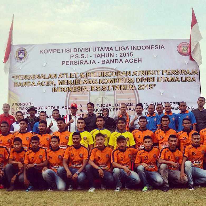 #fotowarga | <a href="/HETROOUTLET/">I'M HETRO GROUP</a>: Skuad PERSIRAJA foto bersama Banda Aceh beserta sponsor (termasuk Presiden I'M HETRO)