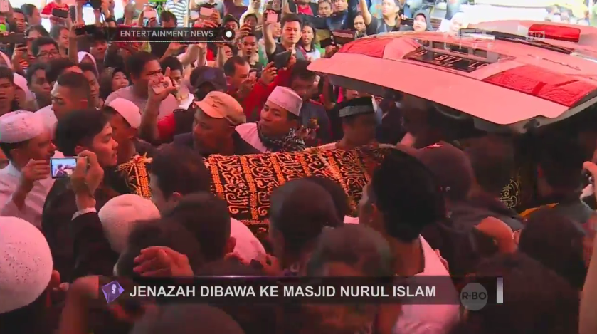 mdtvindonesia's tweet photo. Jenazah Alm. Olga Syahputra dibawa ke Masjid Nurul Islam #RIPOlgaSyahputra #ENEWS http://t.co/UvNC2TMClA