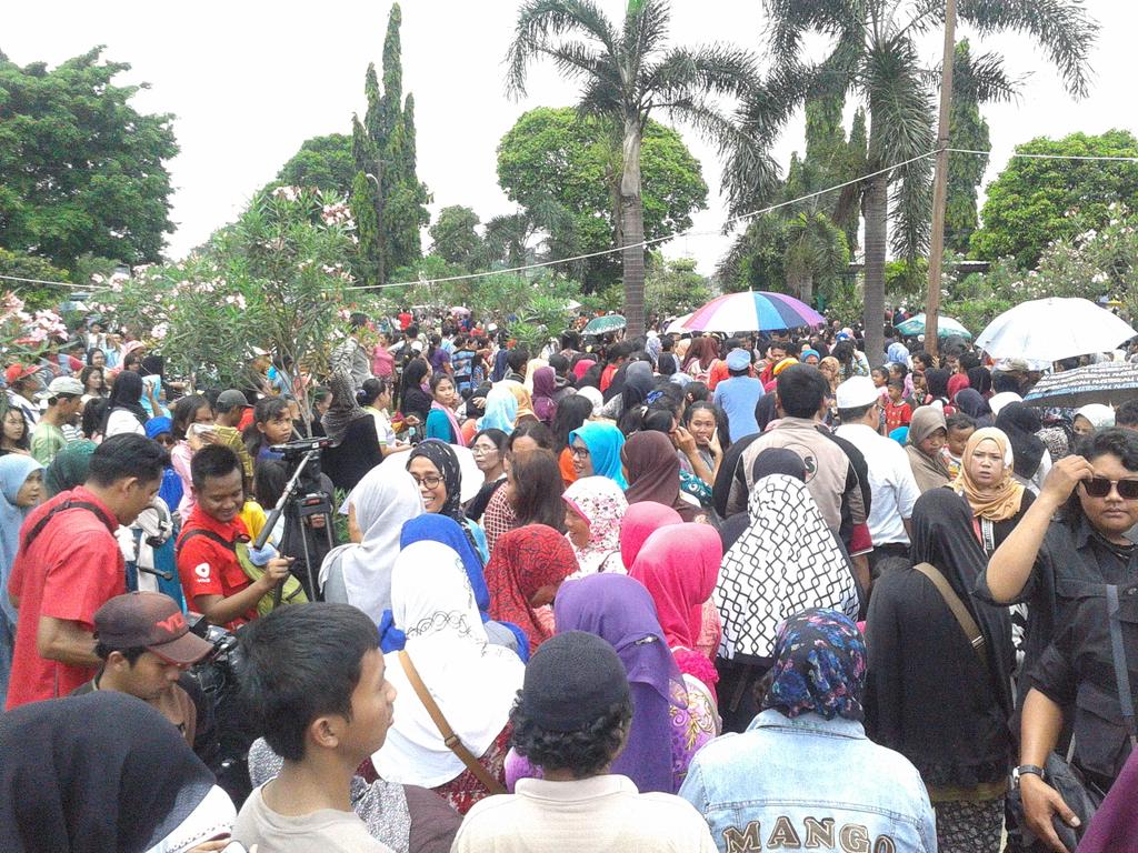 SCTV's tweet photo. Update: Ribuan orang penuhi TPU Pondok Kelapa Menghantar kepergian Olga.  #SelamatJalanOlga  http://t.co/WsYMCa3CkD" http://t.co/yyYHN2GfbJ