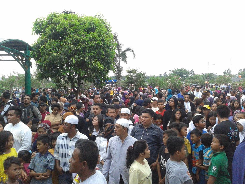 SCTV's tweet photo. Update: Ribuan orang penuhi TPU Pondok Kelapa Menghantar kepergian Olga.  #SelamatJalanOlga  http://t.co/WsYMCa3CkD" http://t.co/yyYHN2GfbJ