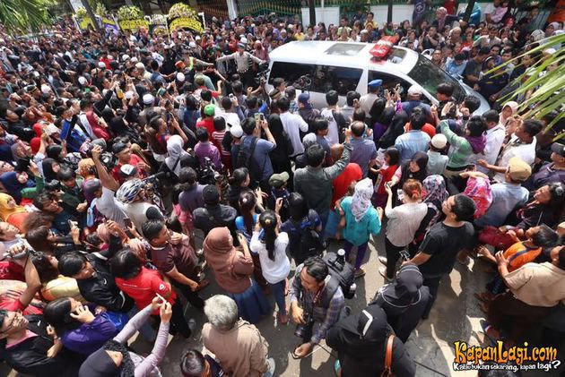 KapanLagicom's tweet image. [Berita Foto] Kedatangan Jenazah Alm. Olga Syahputra Disambut Ricuh Ratusan Orang mdk.to/4Qcb-lil