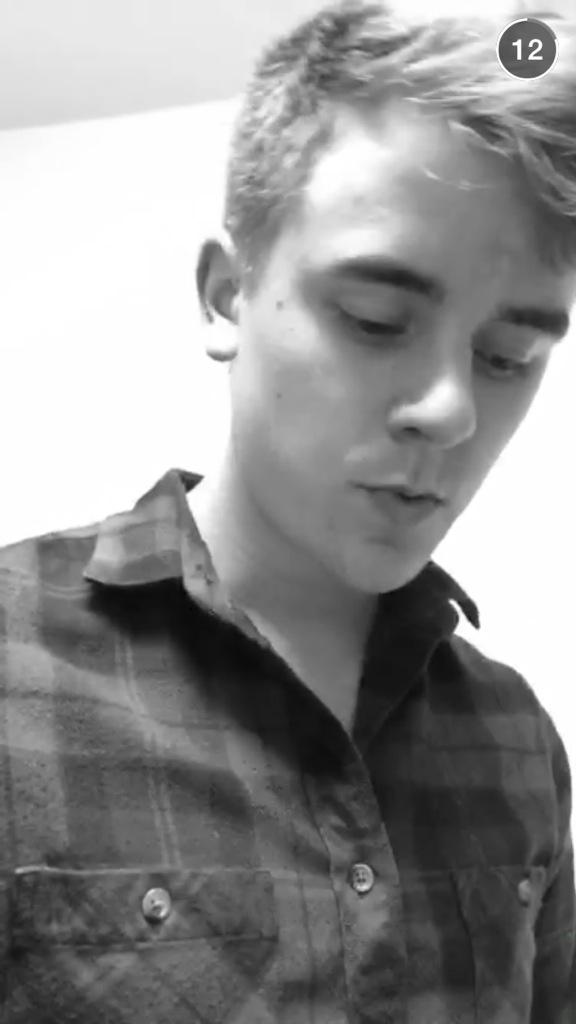 o2lsavesmyweek's tweet photo. "I don't sing, I can't sing" http://t.co/vFLGizhFPS