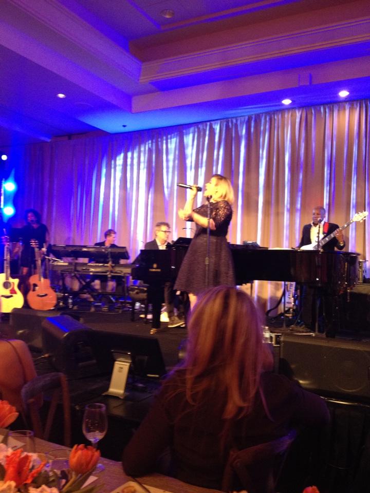 Kelly Clarkson paying tribute to Reba on her 60th birthday!! Happy Birthday Reba!! 