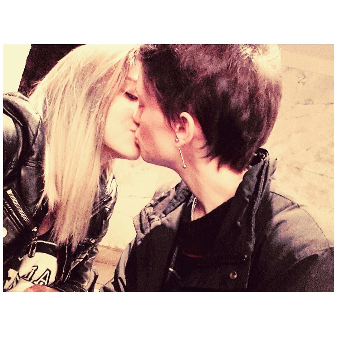 luirigoyen_'s tweet photo. te amo un montón, lo mucho que te extrañaba mi amor y estar así con vos 😍 http://t.co/FFku3lefGv