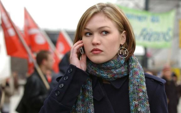 \"Ninguna felicitación de cumple en el buzón. Seguro que han llamado a María Esteve\".
Happy Birthday, Julia Stiles! 