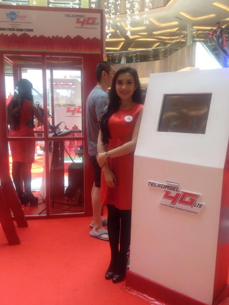 Telkomsel's tweet image. Dapatkan juga handphone canggih dari Telkomsel dengan share foto selfie kamu,Telkomsel Friends! #Tsel4G #UntukBandung
