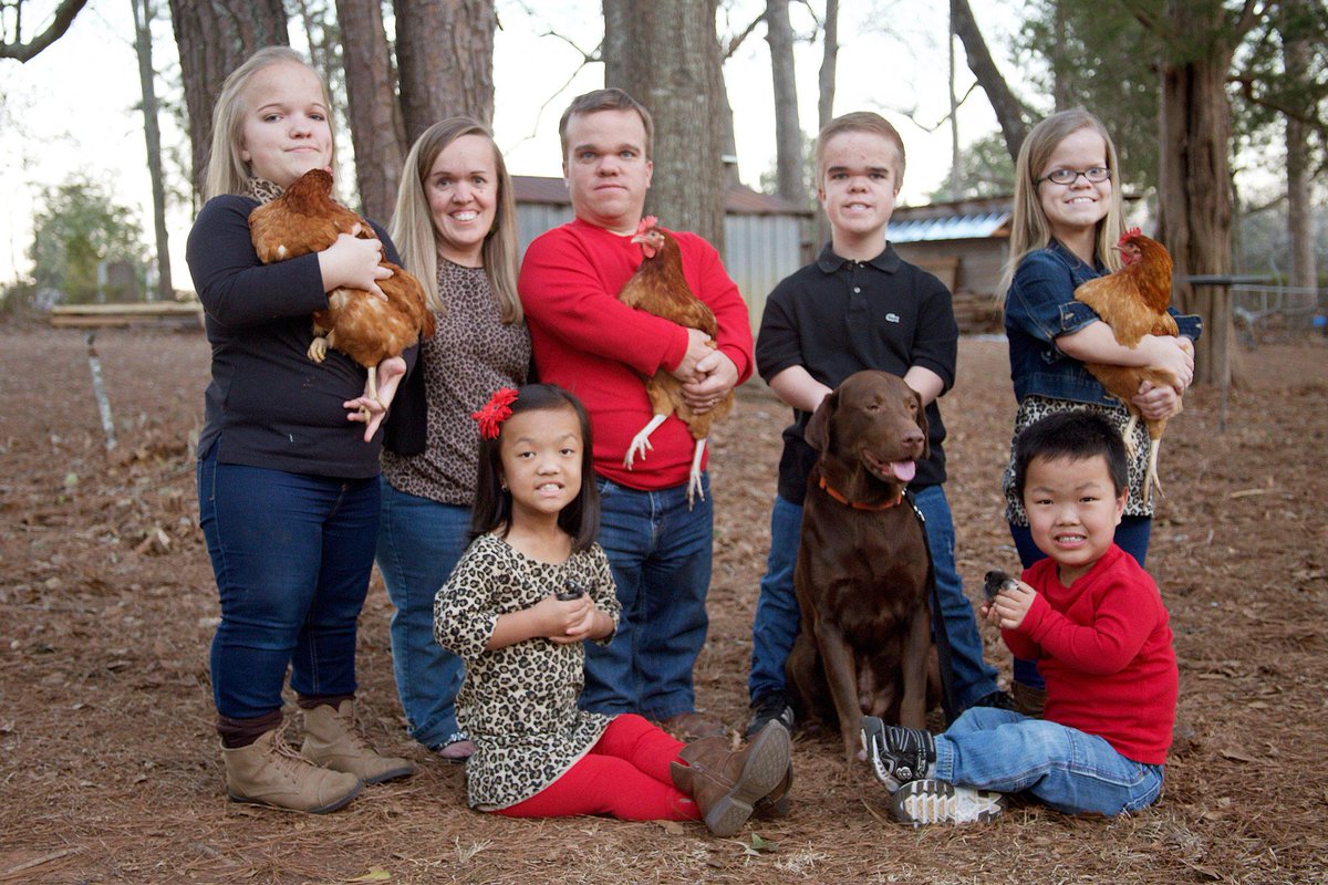 LittleJohnstons's tweet photo. All 7 Johnstons have Achondroplasia Dwarfism, genetic condition that affects their size, they live &amp; work in rural GA http://t.co/E0ozqIXJjU