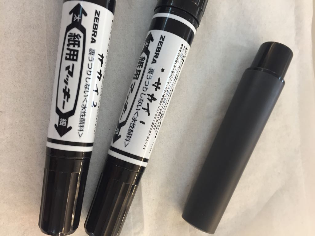 تويتر 洒井雄二 Yuji Sakai على تويتر 紙用マッキー詰め替えた 定番 マッキー油性 を使い切りまくるのも気が引ける枚数のサイン色紙なので 各社から出ている詰め替え式マーカーをいろいろ試しております よって今ツアーは筆跡が数種類 Http T Co Eluiymz1il