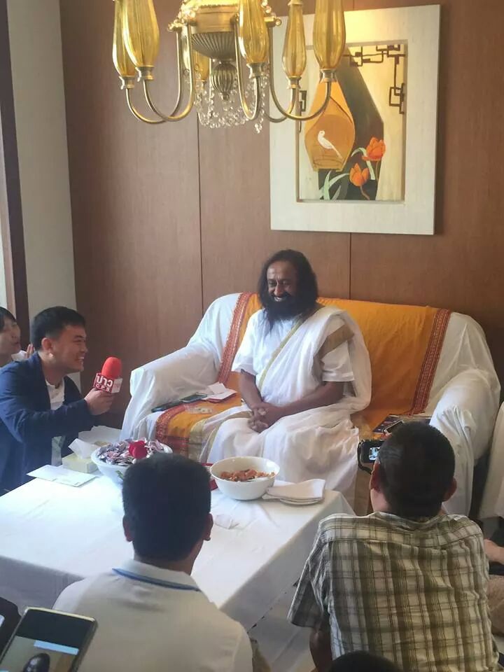 SriSriNow's tweet photo. Gurudev @SriSri being Interviewed by @tnnthailand TNN(Thailand TV Network) at Penang #SriSriInMalaysia http://t.co/SbxDdbhJYC
