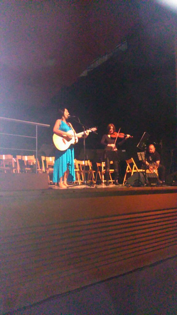 Miquel_Paton's tweet photo. #MontseCastella in concert @barnasants last night with #BandaSenienca. I enjoyed her beautiful songs @montsecastella http://t.co/hWKdjTPEIY