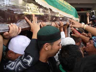 Luna Maya Menangis Tersedu-sedu Sambil Memegangi Keranda Jenazah Olga detik.id/6OLcME