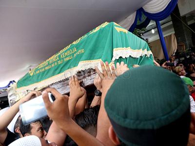 Desak-desakan, Warga Pingsan Saat Jenazah Olga Tiba di Rumah Duka detik.id/V24BZe via <a href="/detikhot/">detikhot</a>