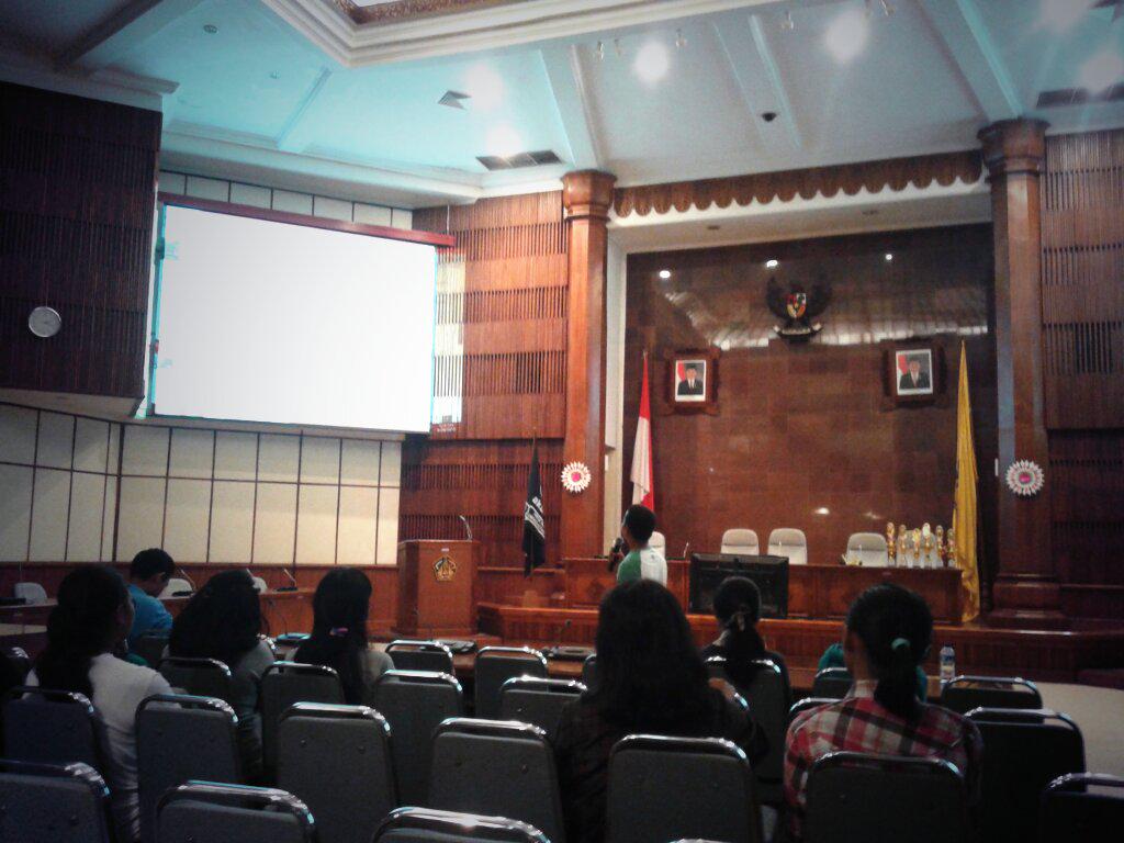 UUProject's tweet photo. Mas @antonemus sedang berbagi ilmu jurnalisme warga di workshop foto ponsel @UUProject &amp; @persakademika. http://t.co/2KiUePau5K