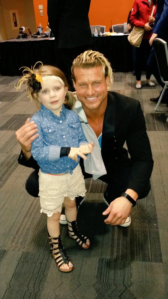 TheJenBunny's tweet photo. @HappySpawn couldn't resist getting a pic with @HEELZiggler. Always a gentleman #WrestleManiaAxxess #TotsofWWE #wwe http://t.co/3gP53Qh5MR