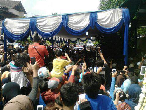 Nobel_fajar's tweet photo. @pondok kelapa jakarta timur,Proses pemakaman @OlgaSyahputra82 http://t.co/Qm36psTY1y