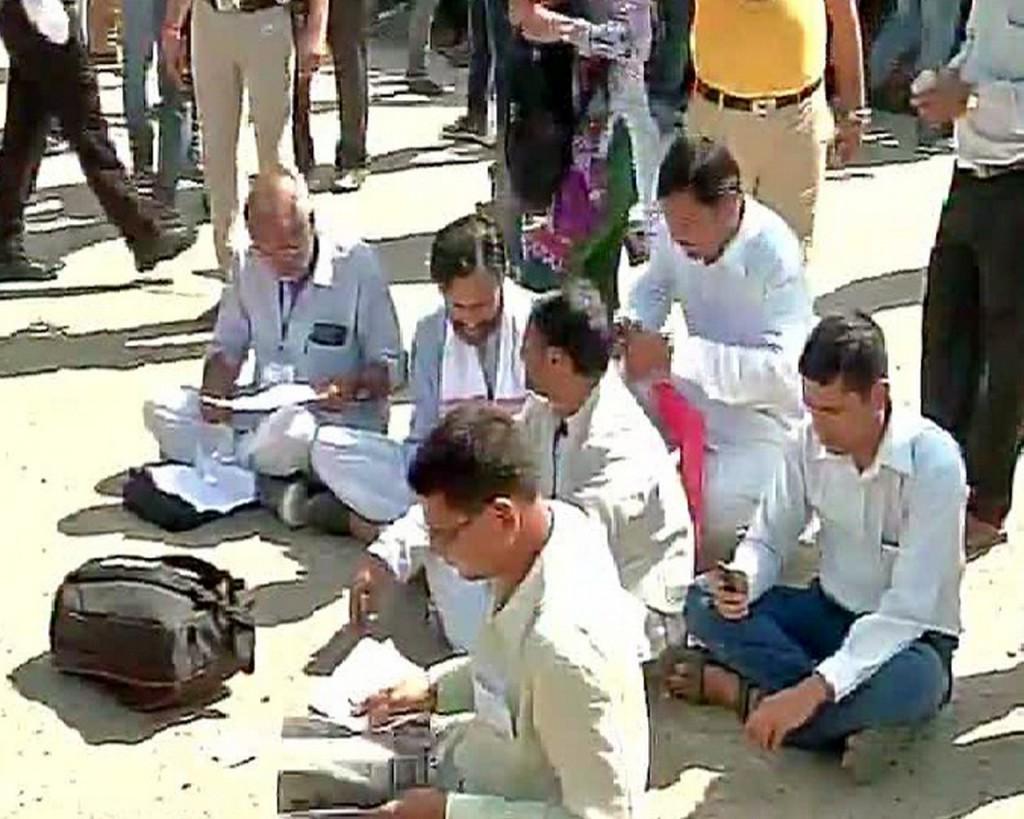 news24tvchannel's tweet photo. High drama at ... - http://t.co/AqEeoXyeFT #AAP_Crisis #AAP_Infighting #Kejriwal_Camp #National_Council http://t.co/jJKfaFE6b2