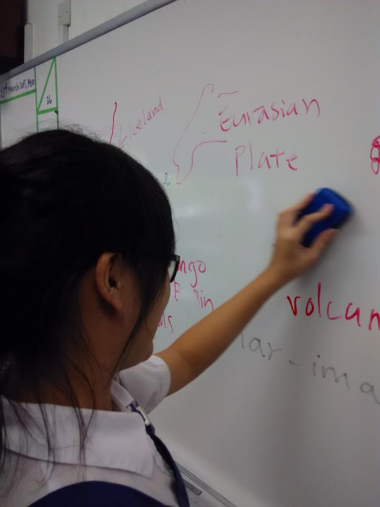 sngspurifier's tweet photo. helping to clean the whiteboard in between lessons #sngsheart @TWL_sngs #sngs215 

Anne Ng 3purity http://t.co/jcEweYIXgI