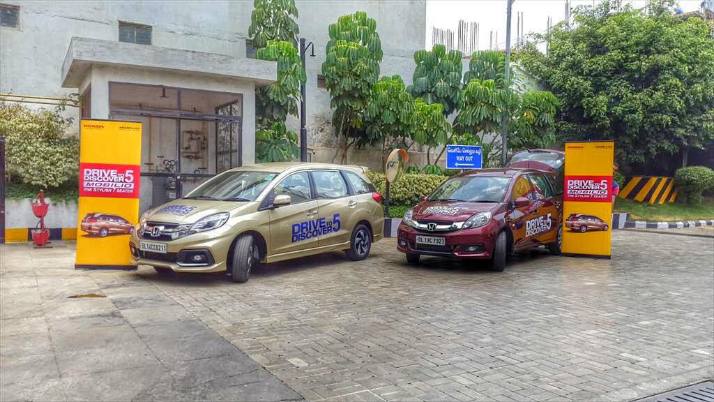 BunnyPunia's tweet photo. Dont they look classy? The two @HondaCarIndia #Mobilio #MobilioRS at #drivetodiscover5 #coimbatore @ShantonilNag http://t.co/rh65eZNlcz