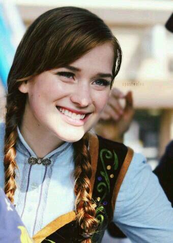 OUAT_4's tweet photo. Так же на конвенции будет Элизабет Лэйл http://t.co/QNNiZ4HfE4