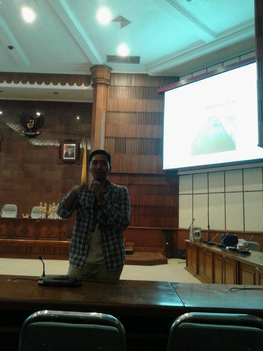 UUProject's tweet photo. @agungparames sedang menjelaskan tentang fotografi di workshop foto @persakademika &amp; @UUProject . http://t.co/zuWpmChV2Z