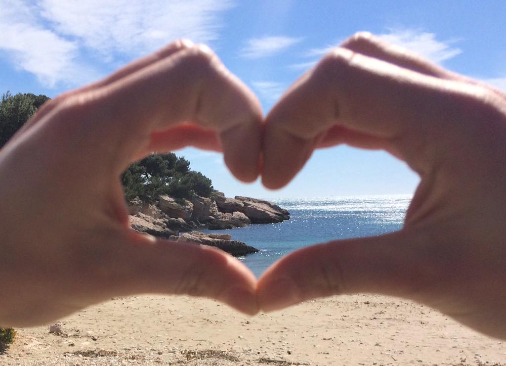 Marie_AXABanque's tweet photo. #AXAlovesSFP @LeBeauRugby
#LEspritDuRugbyEstAussiAMarseilleAujourdhui 😉 http://t.co/TgYxQHxHsf