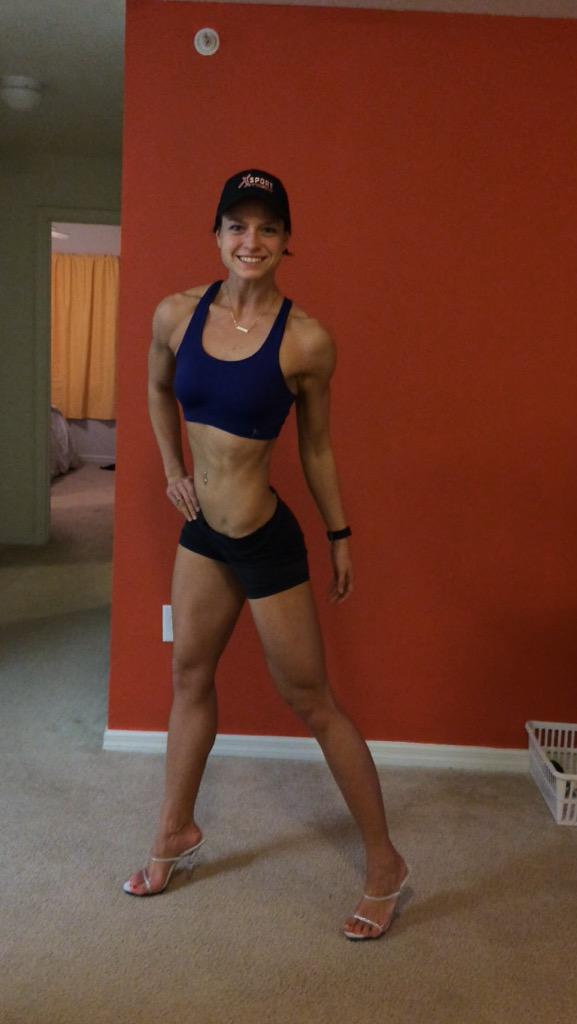 La_Kendra14's tweet image. Crusing into #PeakWeek by dropping 1.6lbs &amp;amp; eating eggs, 2 pieces of toast, &amp;amp; oats for breakfast. #becausecarbs 💪