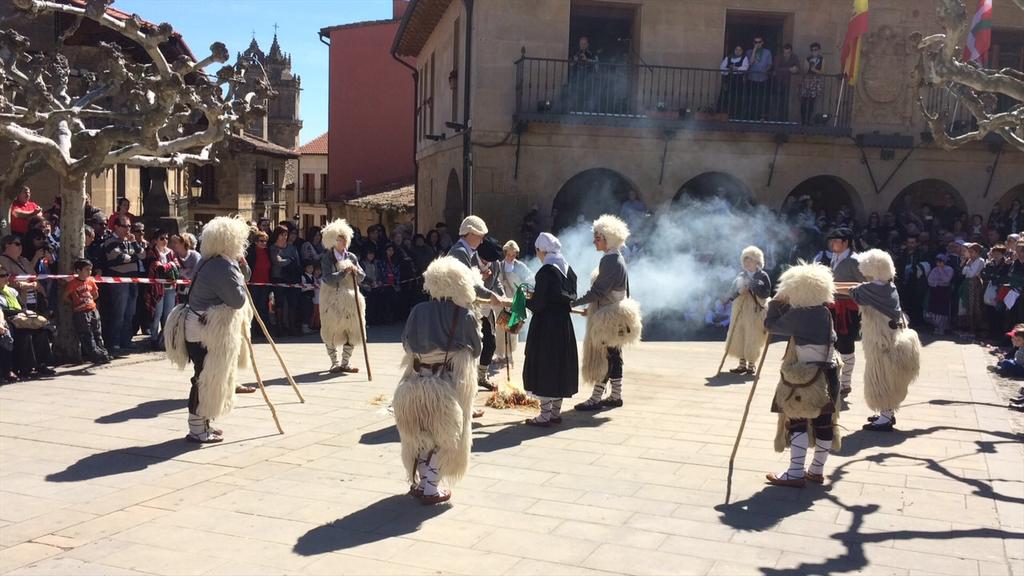 Elciego's tweet photo. II. #DantzariEguna de #RiojaAlavesa en Elciego. 
Grupo de Labastida 
#Arabar Errioxako II.  #DantzariEguna http://t.co/eC7zkvphla