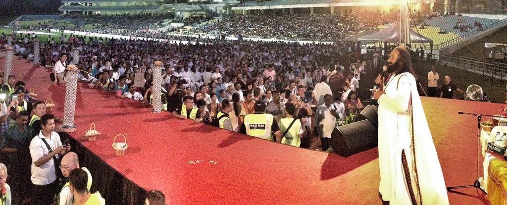 AOLSwamiji's tweet photo. Thousands have assembled to meet @SriSri Ravi Shankar Ji in Penang,Malaysia @ANI_news @TimesNow @ibnlive @PTI_News http://t.co/HHLeNwySD8
