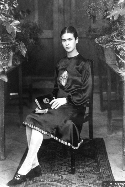 Xudozhnikipoeti's tweet photo. Фриде Кало 18 лет. 1923 г. http://t.co/QFE2vsfICY