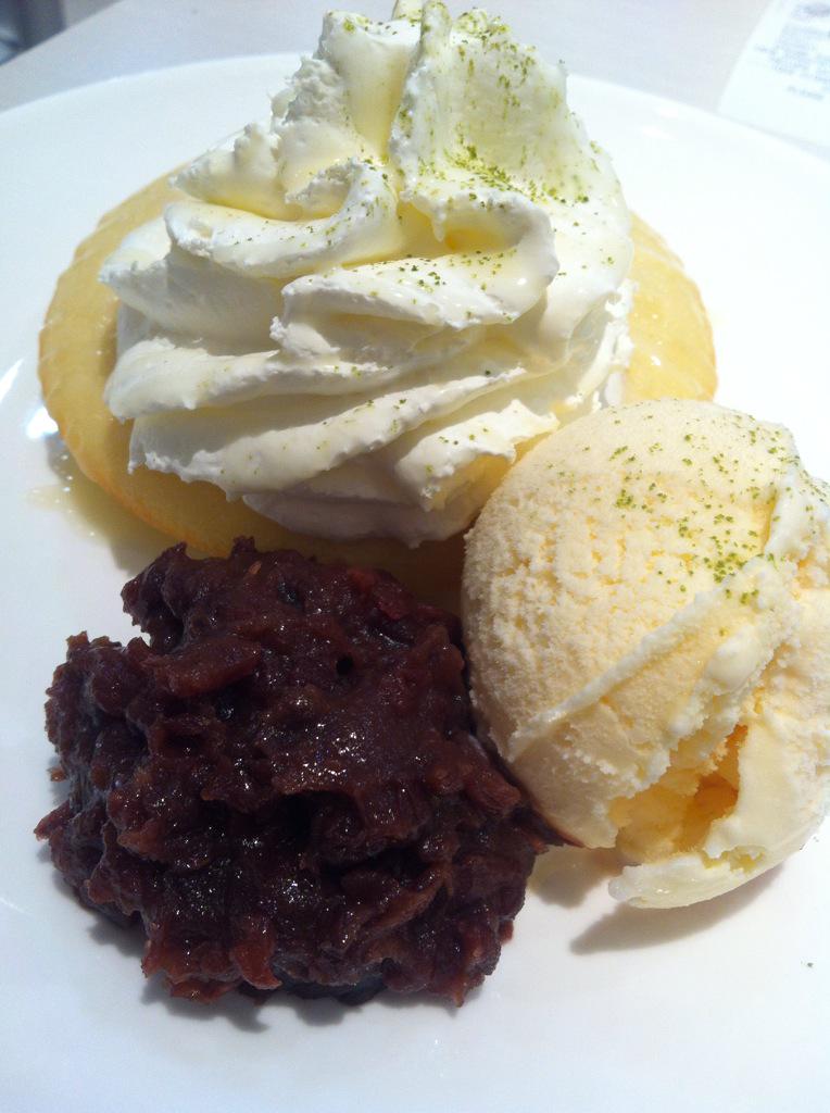 KleinesFenster's tweet image. #pancake with #vanilla ice cream and #redbeanpaste at #MOSBurger