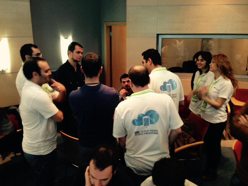 T2Hackathon's tweet photo. Mentörler toplu halde fikirleri dinliyor, harika fikirler var! #T2Hackathon http://t.co/tFoIfYoe7T