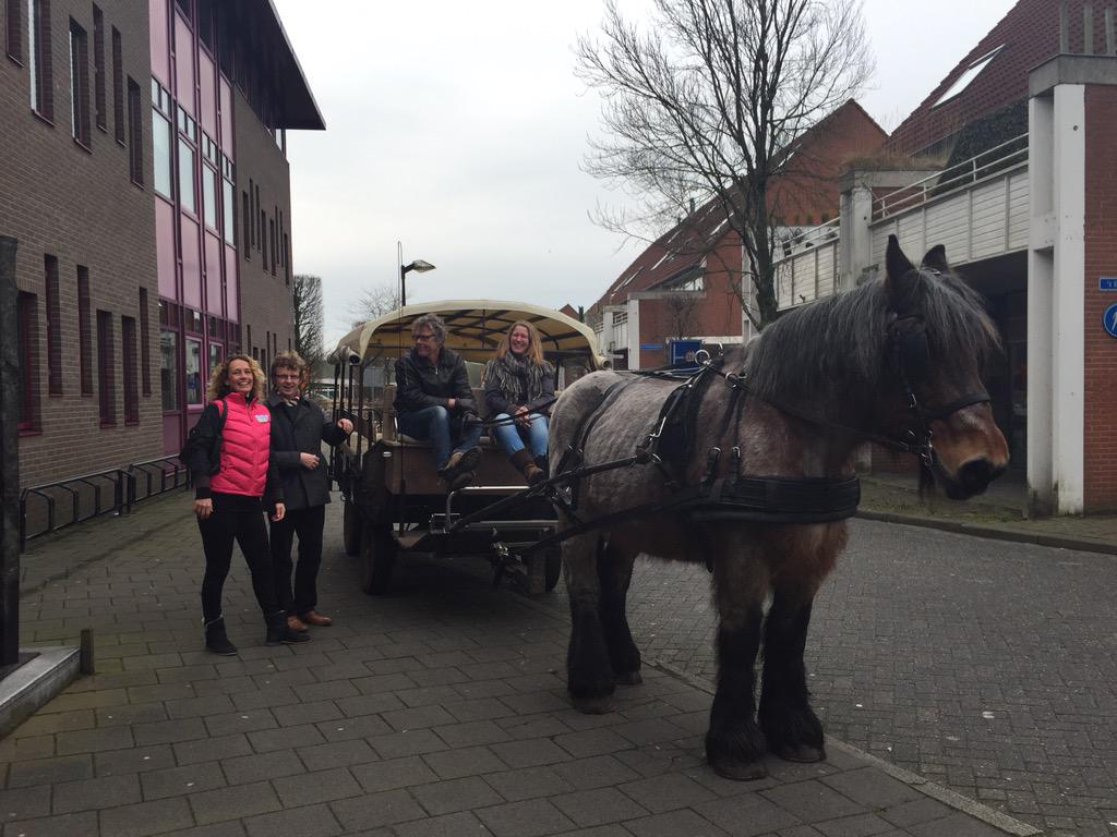 RTgemLeusden's tweet photo. Alvast een ritje in de huifkar van #Grondig  straks opening van de #beleefLeusdenbeurs met @janoverweg @EllenWarnar http://t.co/T3EJCorvPO