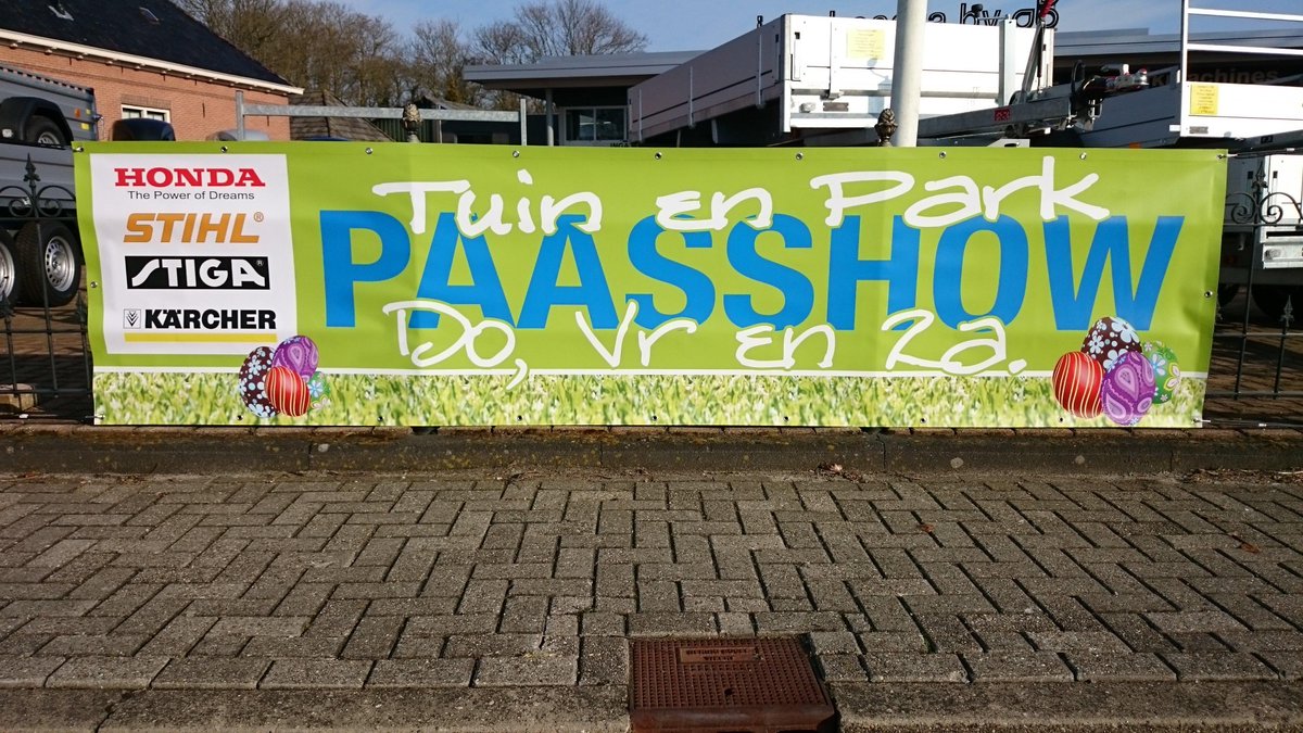 Bedankt <a href="/WaldaDesign/">Walda Design</a> voor de snelle service! Spandoek hangt voor paasshow!