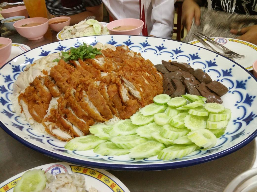 zaisometime's tweet photo. #อร่อยไปแดก  ของเขาดีจริง จานนึงกินได้ 10คนอะ. ร้านข้าวมันไก่ไจแอนท์ สะพานควาย http://t.co/zC18pQG7Xt