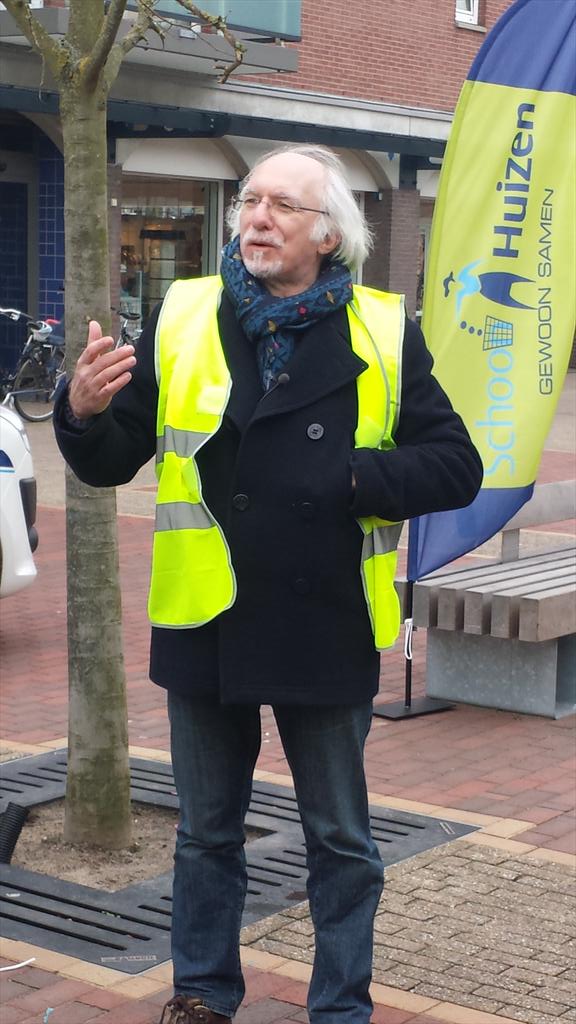 Wethouder Gerrit Pas opent de landelijke opschoondag in <a href="/oostermeent/">oostermeent</a> #gescheidenafval