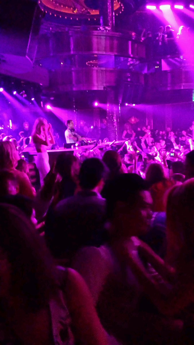 davidjinpark's tweet photo. Armin van Buuren destroying #omnia http://t.co/1hwr9m4EMa