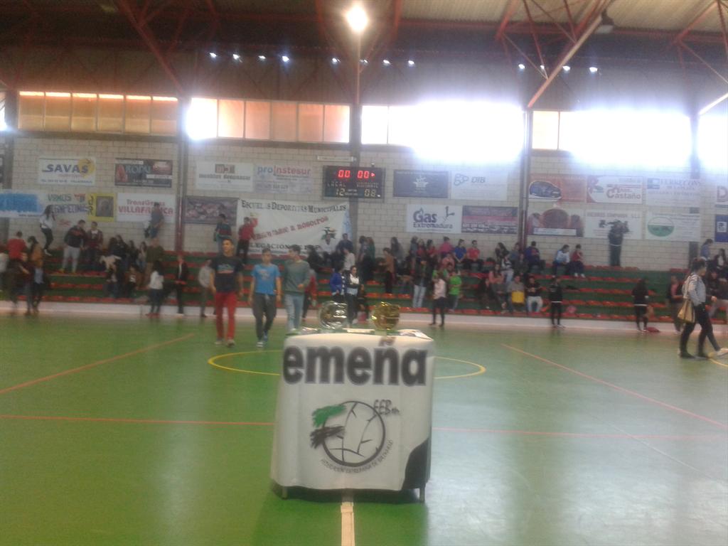 ctarbmex's tweet photo. @e_balonmano 
12-8 en el descanso de final femenina http://t.co/9eSXKYW56Z