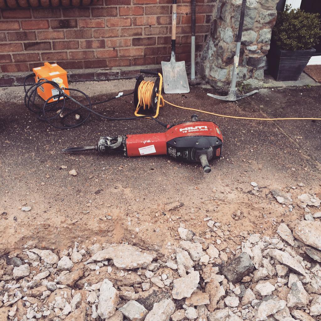 Hake_Jumble's tweet image. Being a proper bloke and digging up the driveway #dale #nopowertools