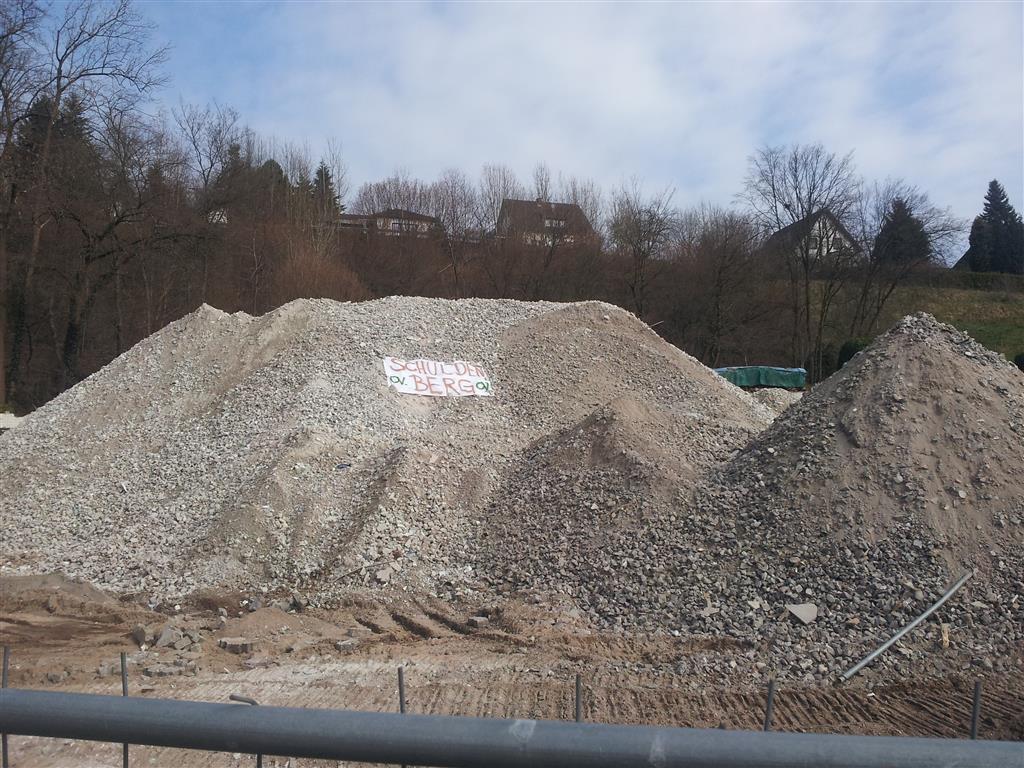 kultpix's tweet photo. #Overather Bürger machen #Schuldenberg der Stadt direkt neben dem Rathaus sichtbar ... @Gruene_Overath @ksta_rs http://t.co/XjFASTQDk1